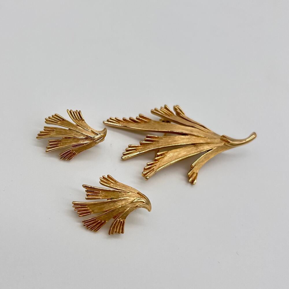 Vintage Trifari Brooch Matching Clip On Earrings Set Gold Tone Costume Jewelry